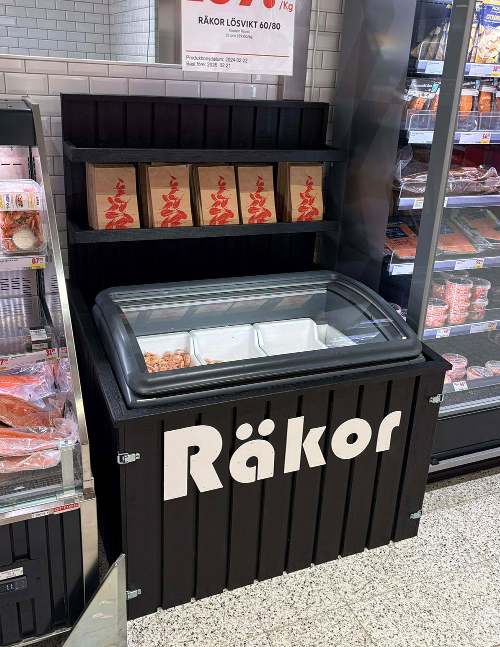 En box med frysta räkor