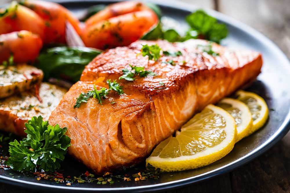 Grillad lax på en tallrik