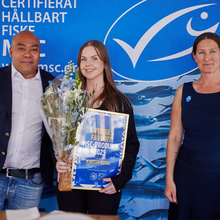 Personal från Royalfood håller i diplomet från MRC 2025
