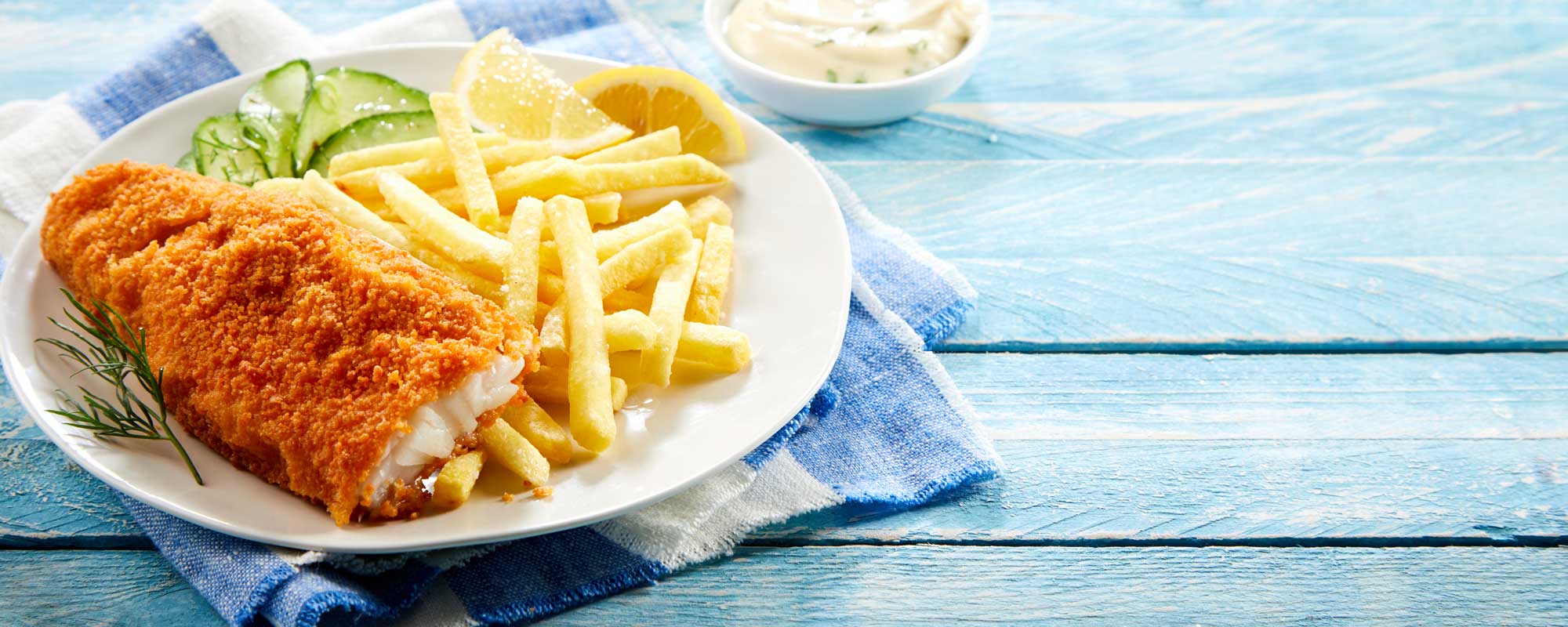 Panerad fick med pommes och sås