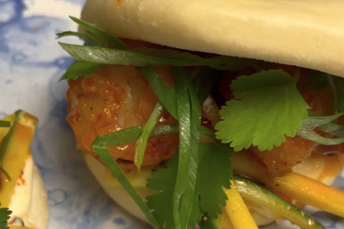 Krispiga räkbollar med glasnudelsallad