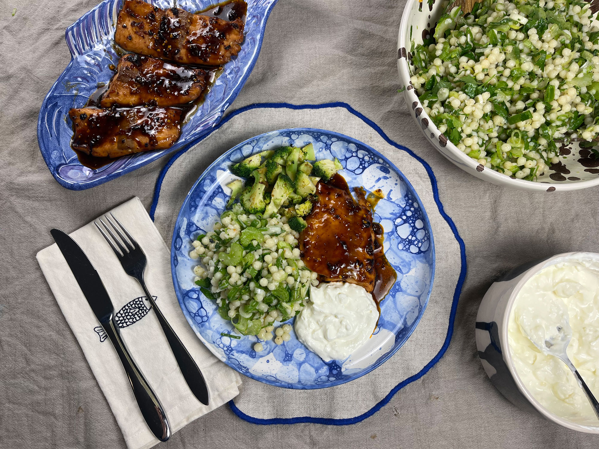 Saftig vildfångad chumlax med chili- & honungsglaze, krämig fetaoströra och varm pärlcouscoussallad