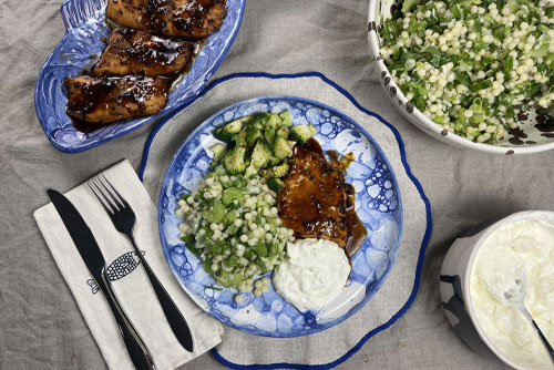 Saftig vildfångad chumlax med chili- & honungsglaze, krämig fetaoströra och varm pärlcouscoussallad