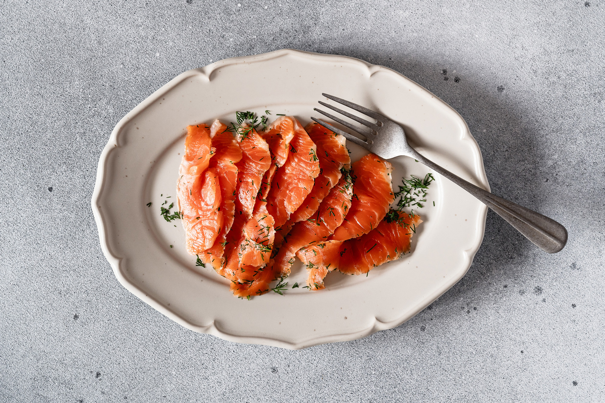 Gravad vildlaxsida med toner av gin & grapefrukt