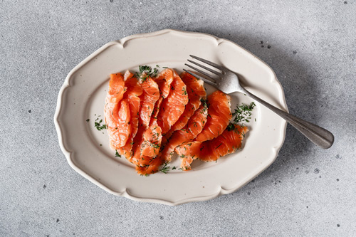 Gravad vildlaxsida med toner av gin & grapefrukt