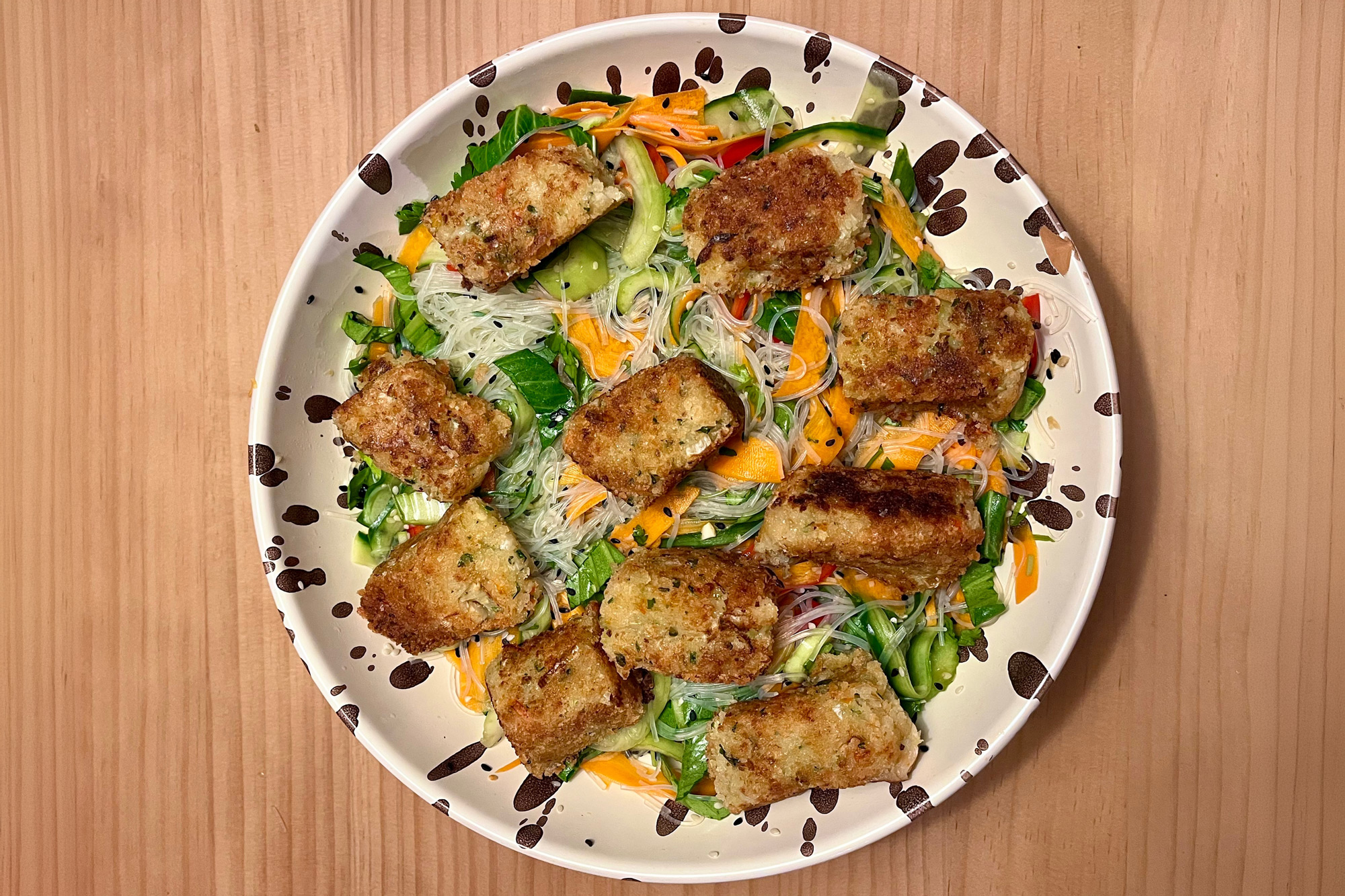 Krispiga räkbollar med glasnudelsallad