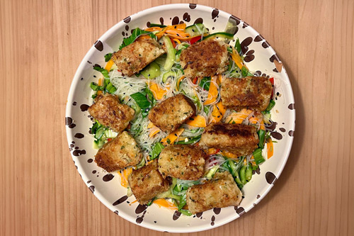 Krispiga räkbollar med glasnudelsallad