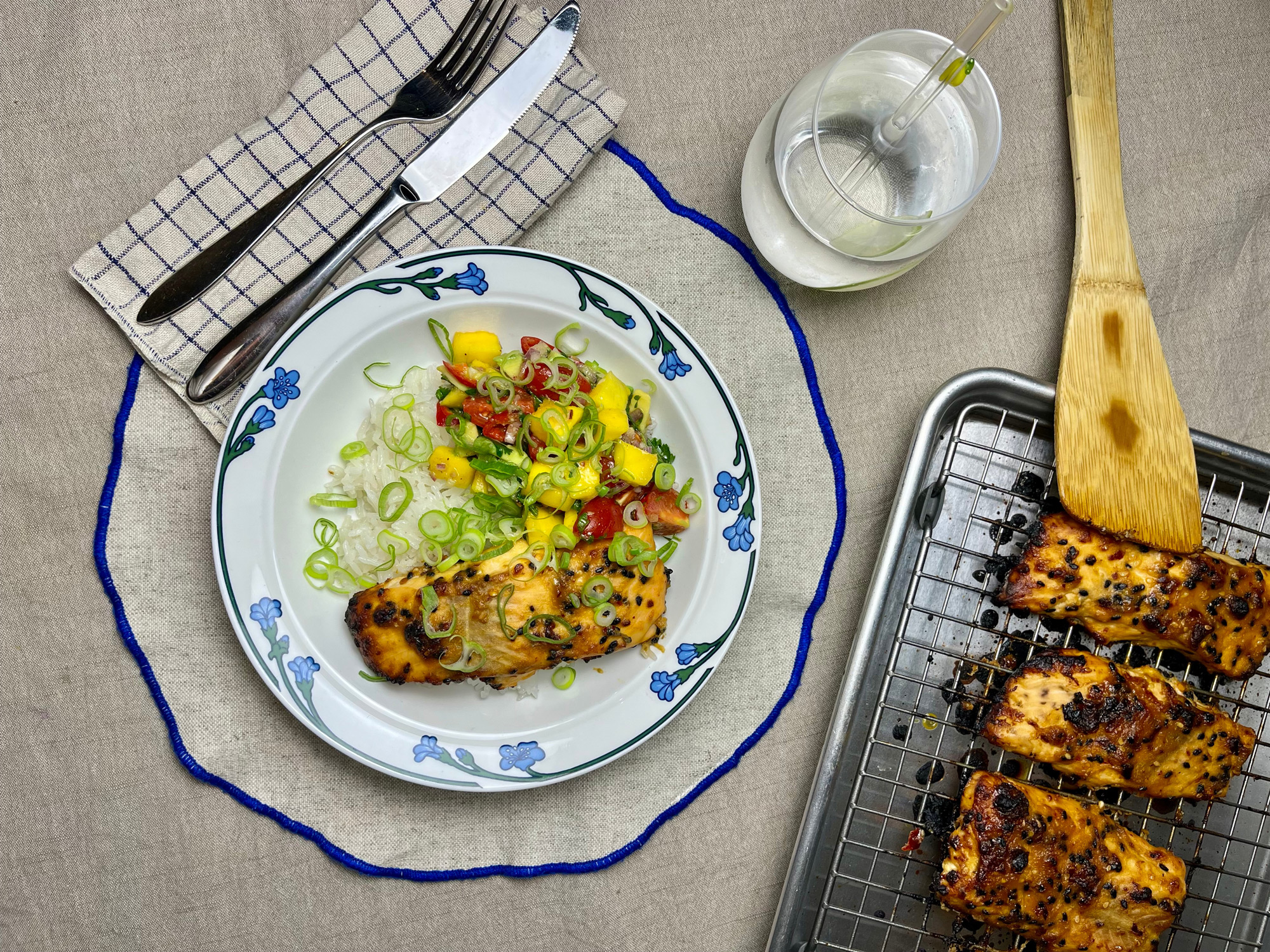 Laxbowl med kokosris & mangosalsa