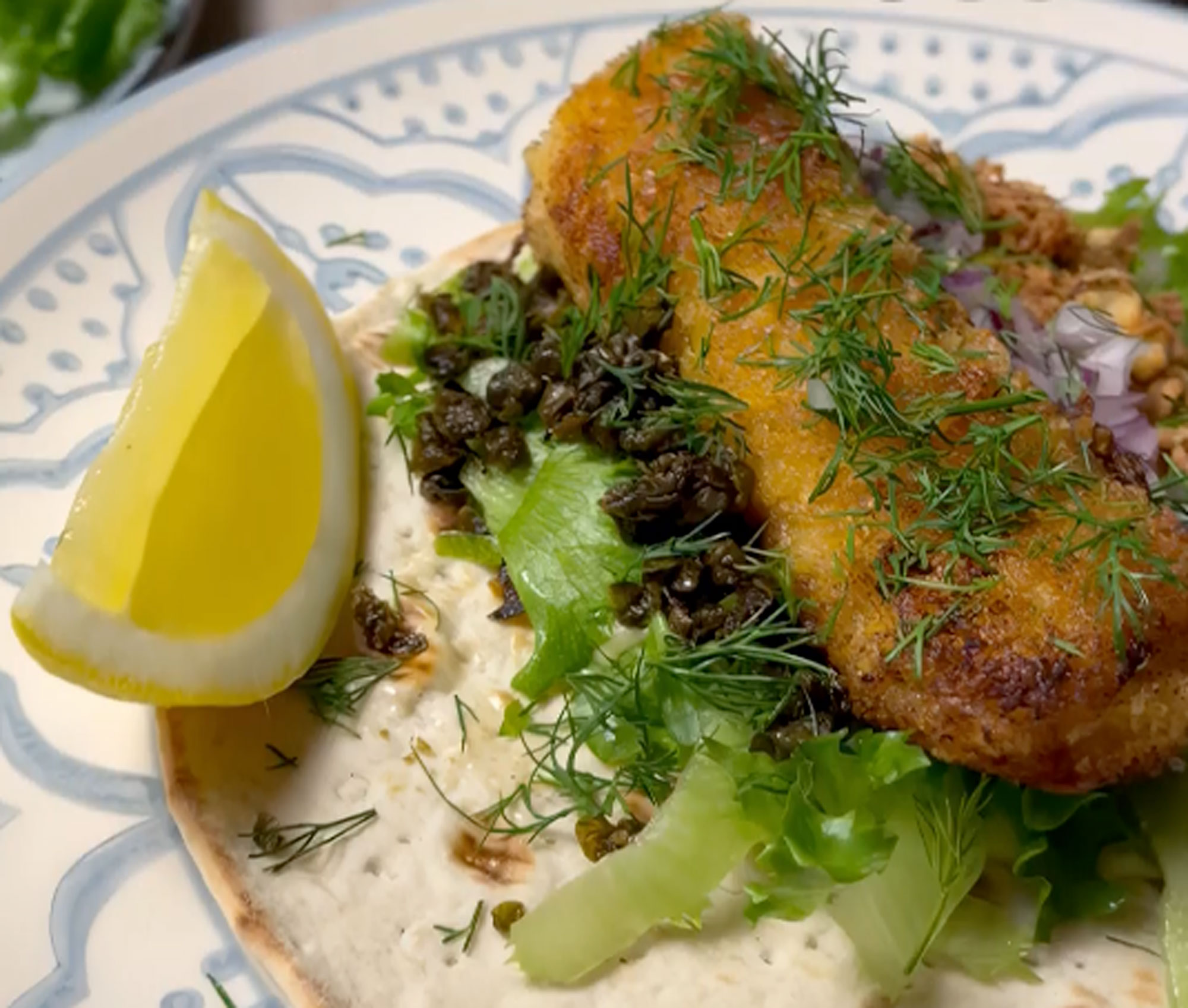 Tunnbrödsrulle med stillahavstorskrygg, potatismos, remouladsås, friterad kapris och sallad.