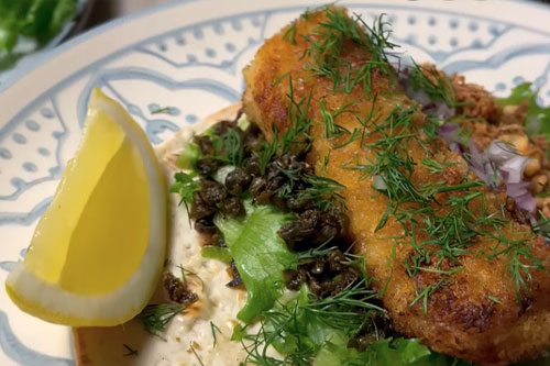 Tunnbrödsrulle med stillahavstorskrygg, potatismos, remouladsås, friterad kapris och sallad