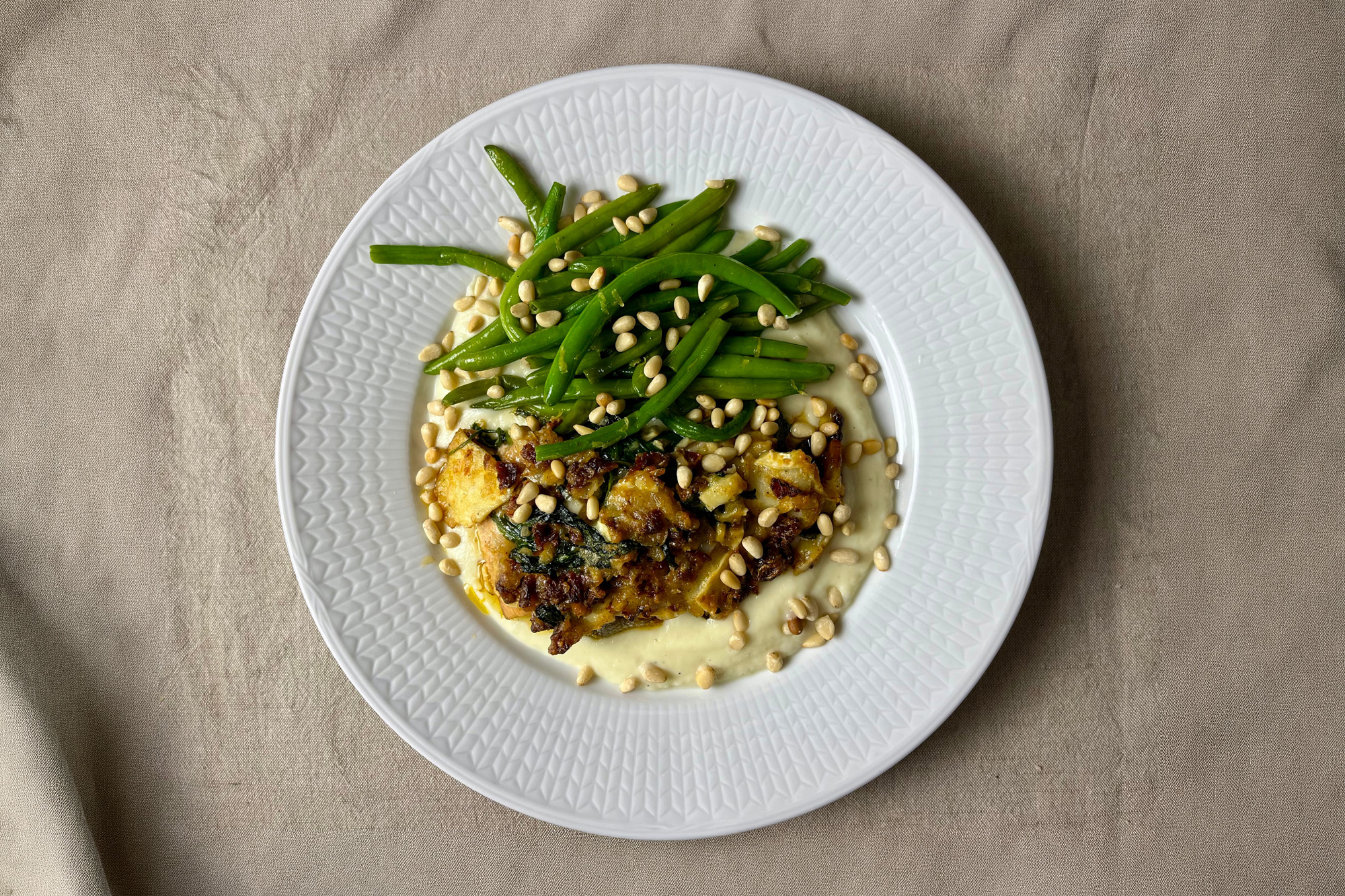 Ugnsbakad vildfångad lax med chèvre, soltorkad tomat & krämig blomkålspuré