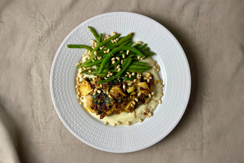 Ugnsbakad vildfångad lax med chèvre, soltorkad tomat & krämig blomkålspuré 