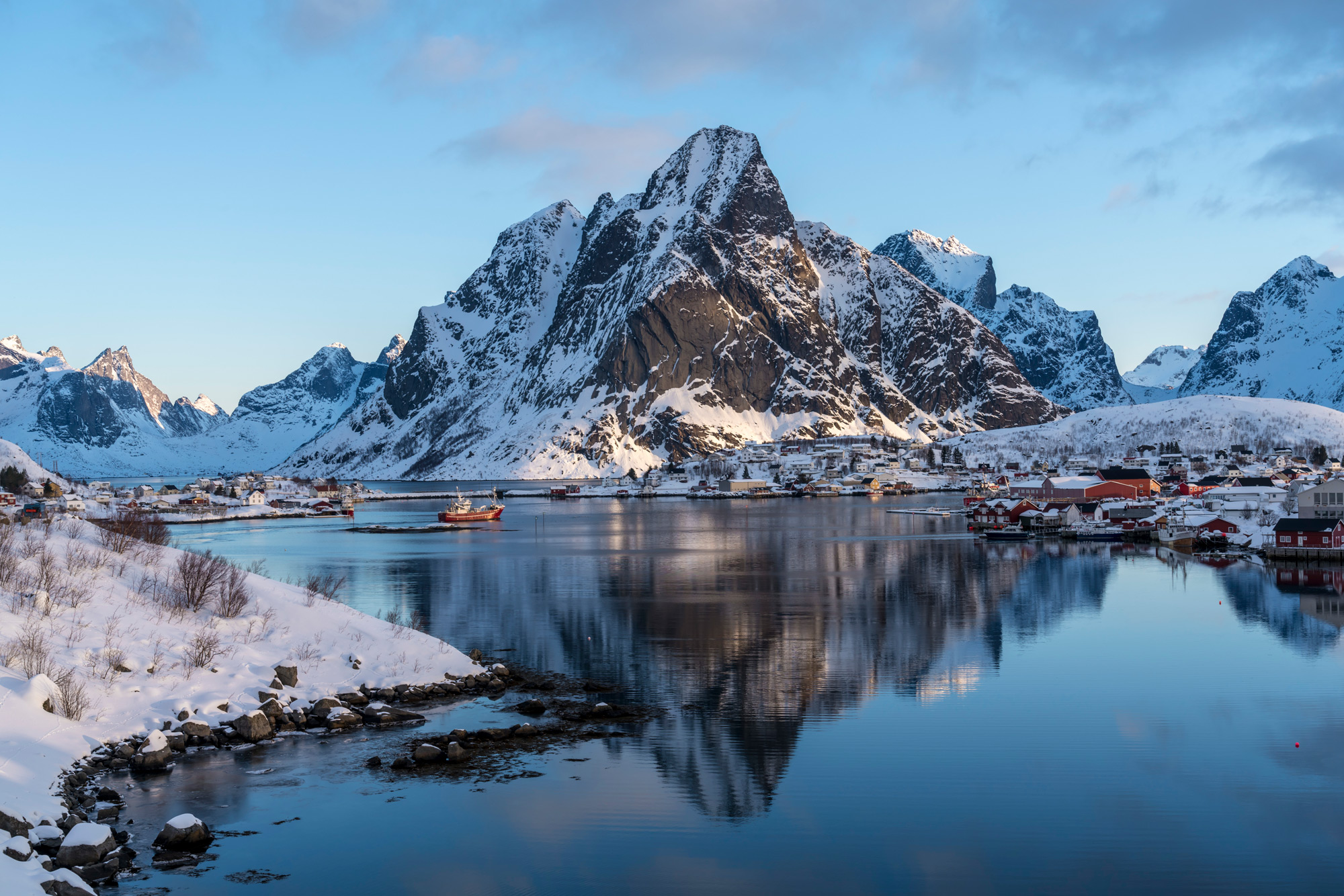 Snötäckta berg vid havet